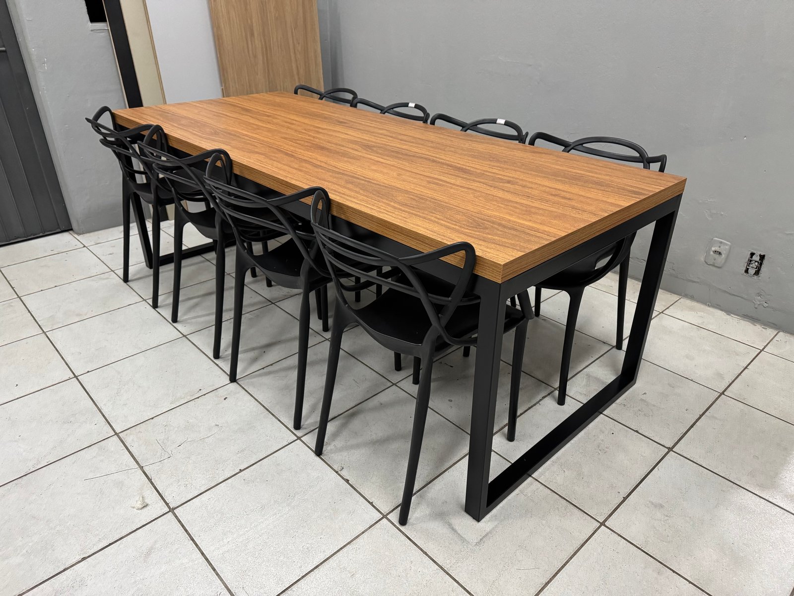 Mesa de Cozinha 8 Lugares - MDF e Metalão Preto